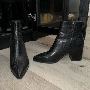 Snake skin black pointed toe bootie